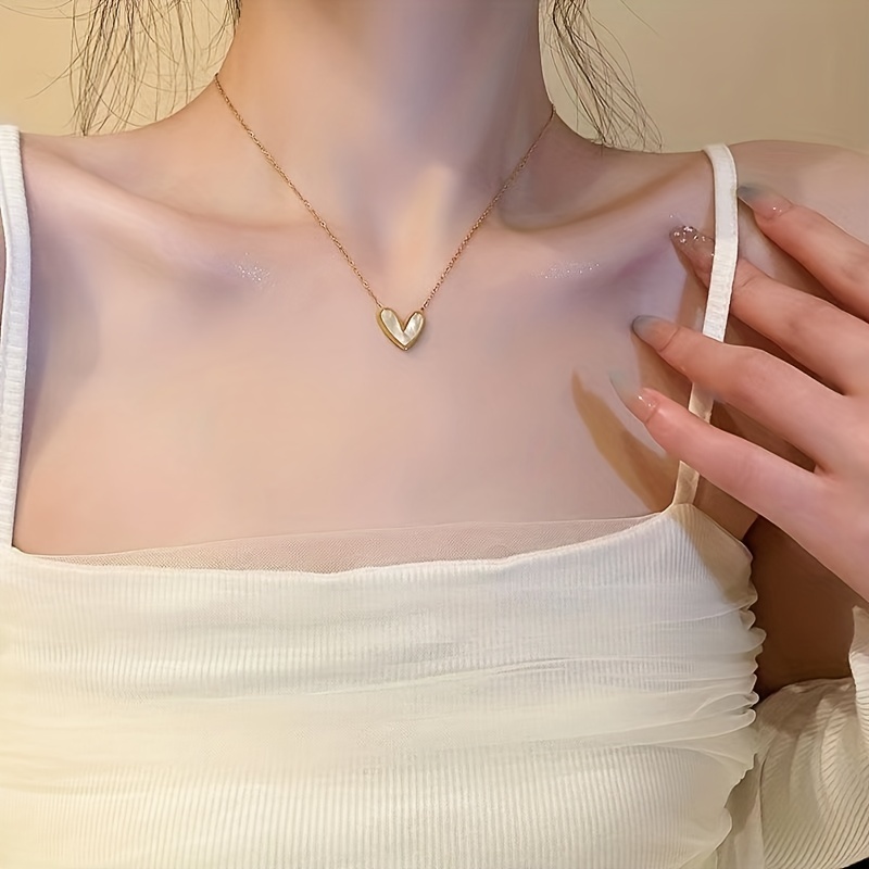 Golden Heart Pendant Necklace Female Niche Light Clavicle Chain
